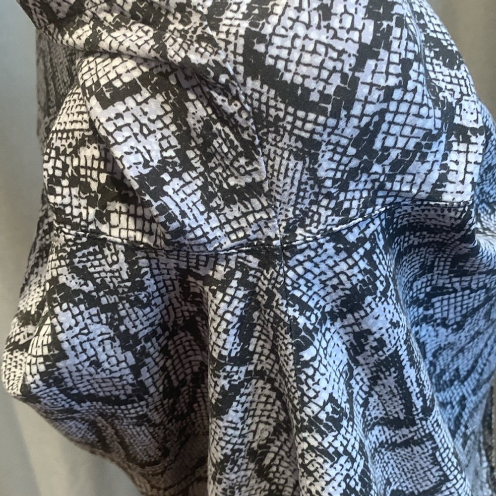 Urban Outfitters Snake Skin Design Button Down Shortsleeved Top Size Small - Picture 6 of 13